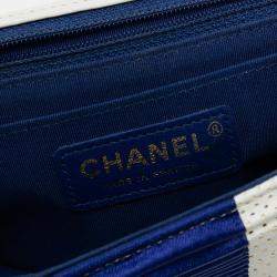 Pre Owned حقيبة شانيل كلاسيك صغيرة مستطيلة جلد خروف مثقب مطوية سدَّابة واحدة زرقاء وبيضاء