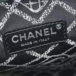 Pre Owned حقيبة يد شانيل "إيسينشال" جلد عجل سوداء