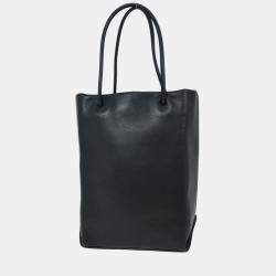 Pre Owned حقيبة يد شانيل "إيسينشال" جلد عجل سوداء