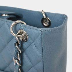 مملوكة مسبقًا حقيبة تسوق شانيل بيتيت بسلسلة من جلد عجل أزرق فاتح