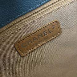 مملوكة مسبقًا حقيبة تسوق شانيل بيتيت بسلسلة من جلد عجل أزرق فاتح