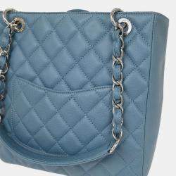 مملوكة مسبقًا حقيبة تسوق شانيل بيتيت بسلسلة من جلد عجل أزرق فاتح