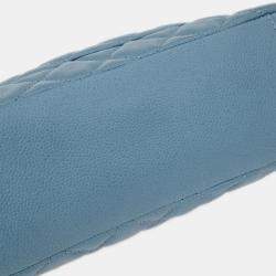 مملوكة مسبقًا حقيبة تسوق شانيل بيتيت بسلسلة من جلد عجل أزرق فاتح