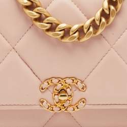 مملوكة مسبقًا Chanel 19 Flap Pink Quilted Leather Wallet On Chain