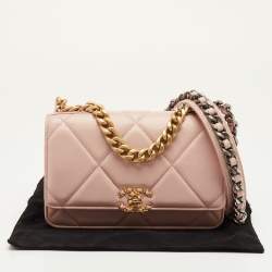مملوكة مسبقًا Chanel 19 Flap Pink Quilted Leather Wallet On Chain