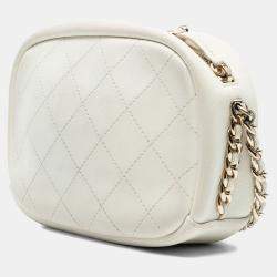 مملوكة مسبقًا Chanel White Small Quilted Goatskin Casual Trip Camera Bag