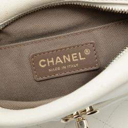 مملوكة مسبقًا Chanel White Small Quilted Goatskin Casual Trip Camera Bag