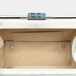 مملوكة مسبقًا حقيبة شانيل كلاتش قابلة للتحويل بار معدني جلد خروف مبطن أبيض