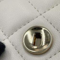 مملوكة مسبقًا حقيبة كتف سلسلة شانيل ماتلاسي علامة كوكو جلد الضأن أبيض