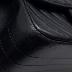 مملوكة مسبقًا Chanel Chain Shoulder Bag With Chevron V-Stitching And Lambskin Leather Black