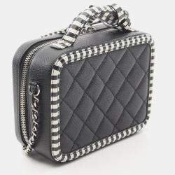 مملوكة مسبقًا حقيبة كتف شانيل سي سي فيليغري فانيتي صغيرة جلد عجل محبب أسود أبيض