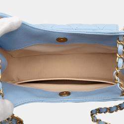 مملوكة مسبقًا حقيبة شانيل هوبو سي سي متموجة كافيار مبطنة زرقاء صغيرة