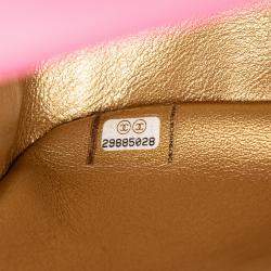 مملوكة مسبقًا حقيبة شانيل مربعة صغيرة وردية كلاسيكية جلد لامبسكين بيرل كروش باب فردي