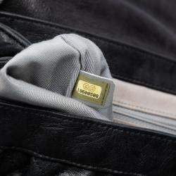 مملوكة مسبقًا حقيبة شانيل متوسطة سوداء مبطنة من جلد الضأن مع سلسلة حول الكتف للمراسلة