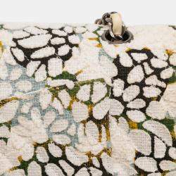 Pre Owned حقيبة شانيل كلاسيك ميديم قلاب مزدوج قماش مبطن أزهار أبيض تشيفرون