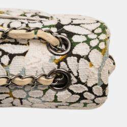 Pre Owned حقيبة شانيل كلاسيك ميديم قلاب مزدوج قماش مبطن أزهار أبيض تشيفرون