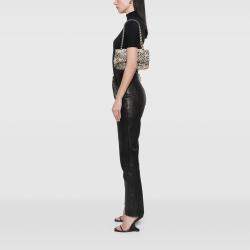 Pre Owned حقيبة شانيل كلاسيك ميديم قلاب مزدوج قماش مبطن أزهار أبيض تشيفرون