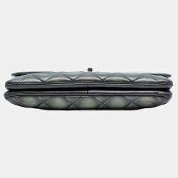 مملوكة مسبقًا حقيبة شانيل تريندي سي سي بقلاب جلد خروف معدني مبطن رمادية