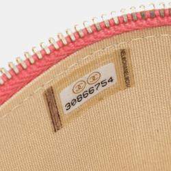 مملوكة مسبقًا حقيبة فانتيتي شانيل كروش لؤلؤي صغير زهري مبطن بجلد حمل مع سلسلة