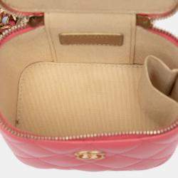 مملوكة مسبقًا حقيبة فانتيتي شانيل كروش لؤلؤي صغير زهري مبطن بجلد حمل مع سلسلة