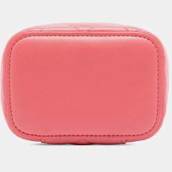 مملوكة مسبقًا حقيبة فانتيتي شانيل كروش لؤلؤي صغير زهري مبطن بجلد حمل مع سلسلة