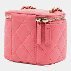 مملوكة مسبقًا حقيبة فانتيتي شانيل كروش لؤلؤي صغير زهري مبطن بجلد حمل مع سلسلة