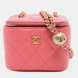 مملوكة مسبقًا حقيبة فانتيتي شانيل كروش لؤلؤي صغير زهري مبطن بجلد حمل مع سلسلة