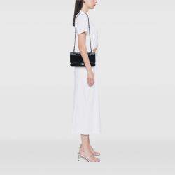 مملوكة مسبقًا حقيبة شانيل كلاسيك كافيار سوداء بغطاء مزدوج متوسطة الحجم