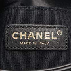 مملوكة مسبقًا حقيبة كتف شانيل صغيرة بقلّاب بسلسلة مُطلية جلد مبطن أسود