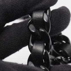 مملوكة مسبقًا حقيبة كتف شانيل صغيرة بقلّاب بسلسلة مُطلية جلد مبطن أسود