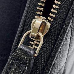 مملوكة مسبقًا �حافظة بطاقات شانيل شعار سي سي مفرغ جلد كافيار أسود