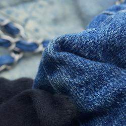 مملوكة مسبقًا حقيبة كتف شانيل 22 جينز أزرق حجم صغير