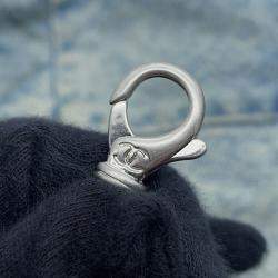 مملوكة مسبقًا حقيبة كتف شانيل 22 جينز أزرق حجم صغير