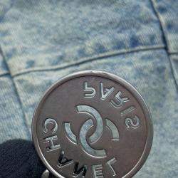 مملوكة مسبقًا حقيبة كتف شانيل 22 جينز أزرق حجم صغير