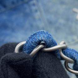 مملوكة مسبقًا حقيبة كتف شانيل 22 جينز أزرق حجم صغير