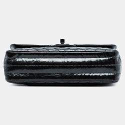 مملوكة مسبقًا حقيبة شانييل كلاسيك شيفرون برّاق بنفس اللون "سو بلاك" بقلاّبة مزدوجة صغيرة سوداء