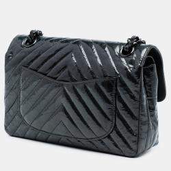 مملوكة مسبقًا حقيبة شانييل كلاسيك شيفرون برّاق بنفس اللون "سو بلاك" بقلاّبة مزدوجة صغيرة سوداء