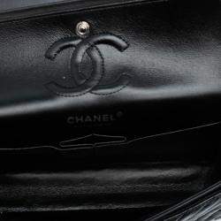مملوكة مسبقًا حقيبة شانييل كلاسيك شيفرون برّاق بنفس اللون "سو بلاك" بقلاّبة مزدوجة صغيرة سوداء