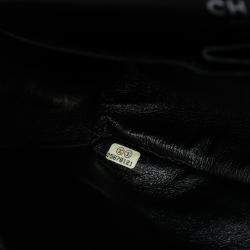 مملوكة مسبقًا حقيبة شانييل كلاسيك شيفرون برّاق بنفس اللون "سو بلاك" بقلاّبة مزدوجة صغيرة سوداء