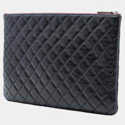مملوكة مسبقًا Chanel Black Large Quilted Lambskin O Case Clutch