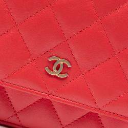 مملوكة مسبقًا محفظة شانيل حمراء جلد مُبطن CC على سلسلة (WOC)