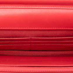 مملوكة مسبقًا محفظة شانيل حمراء جلد مُبطن CC على سلسلة (WOC)