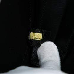 مملوكة مسبقًا Chanel Black Patent Leather Round As Earth Crossbody