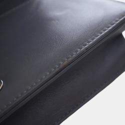 مملوكة مسبقًا محفظة شانيل زرقاء ببراءة مع زهرة الكاميليا على سلسلة