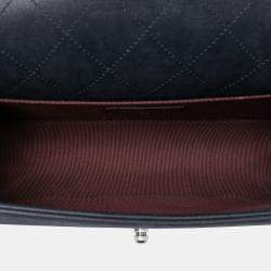 مملوكة مسبقًا حقيبة شانيل بوي ذو القلاب جلد شيرلينغ ثنائية اللون سوداء قديمة متوسطة