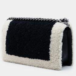 مملوكة مسبقًا حقيبة شانيل بوي ذو القلاب جلد شيرلينغ ثنائية اللون سوداء قديمة متوسطة