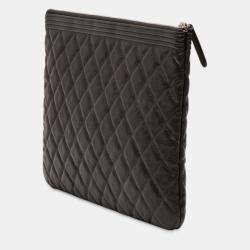 مملوكة مسبقًا حقيبة كلتش شانيل بوياو متوسطة جلد كافيار منقوش أسود