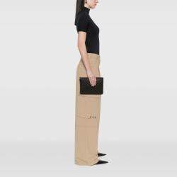 مملوكة مسبقًا حقيبة كلتش شانيل بوياو متوسطة جلد كافيار منقوش أسود