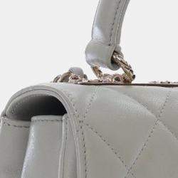 Pre Owned حقيبة من شانيل بيد علوية وغطاء شعار سي سي جلد الحمل صغيرة