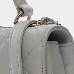 Pre Owned حقيبة من شانيل بيد علوية وغطاء شعار سي سي جلد الحمل صغيرة